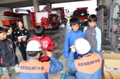 クリックで高所放水車試乗ベルト装着の大きい写真が開きます。